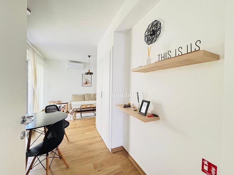 Otok Pag, Novalja – Dvoetažni apartma z dvoriščem