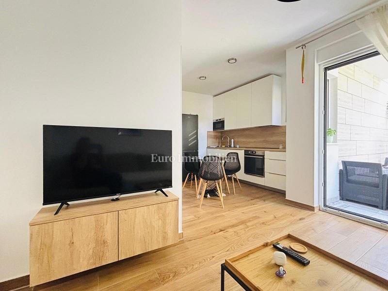 Otok Pag, Novalja – Dvoetažni apartma z dvoriščem