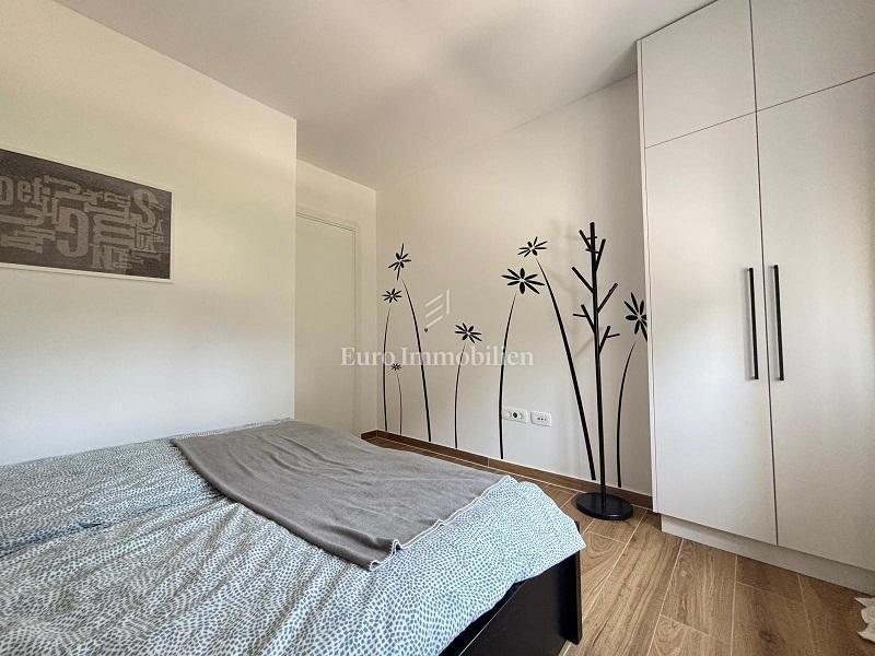 Otok Pag, Novalja – Dvoetažni apartma z dvoriščem