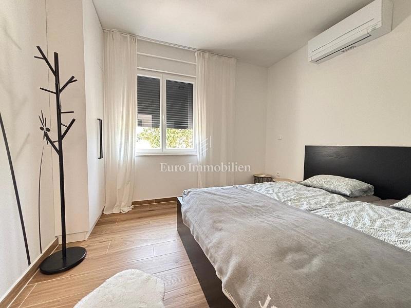 Otok Pag, Novalja – Dvoetažni apartma z dvoriščem