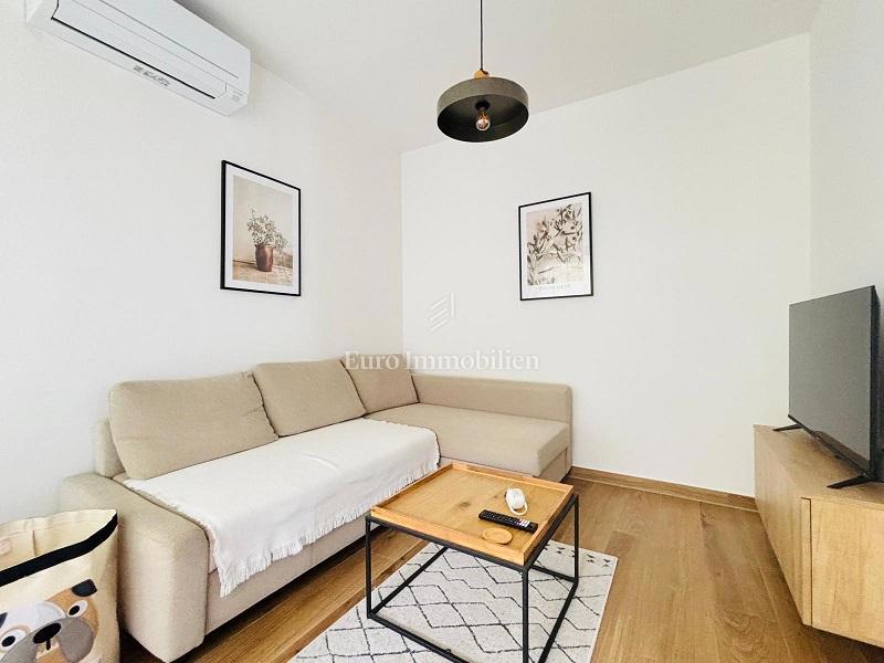 Otok Pag, Novalja – Dvoetažni apartma z dvoriščem