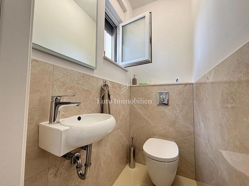 Otok Pag, Novalja – Dvoetažni apartma z dvoriščem