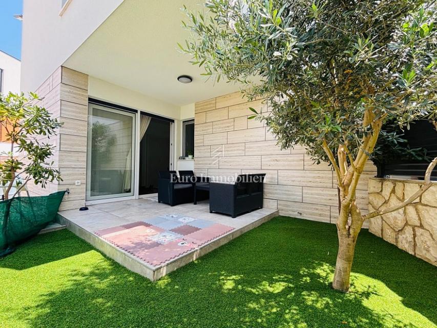 Otok Pag, Novalja – Dvoetažni apartma z dvoriščem