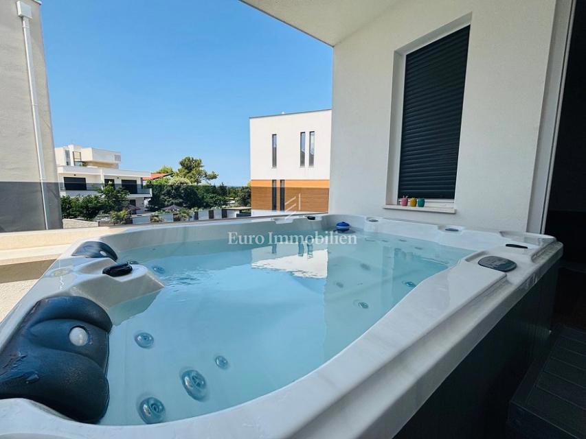 Otok Pag, Novalja – Dvoetažni apartma z dvoriščem