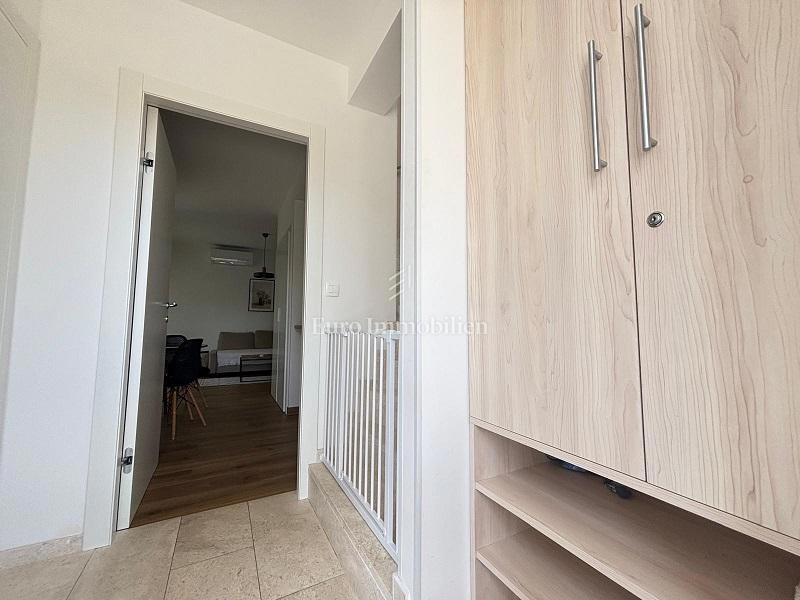 Otok Pag, Novalja – Dvoetažni apartma z dvoriščem