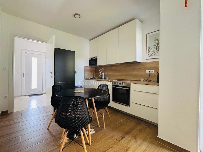 Otok Pag, Novalja – Dvoetažni apartma z dvoriščem