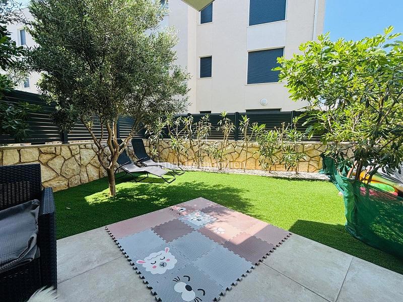 Otok Pag, Novalja – Dvoetažni apartma z dvoriščem