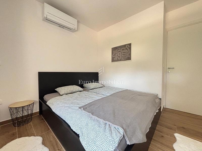 Otok Pag, Novalja – Dvoetažni apartma z dvoriščem