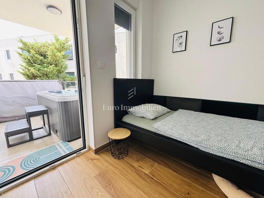 Otok Pag, Novalja – Dvoetažni apartma z dvoriščem