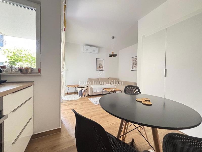 Otok Pag, Novalja – Dvoetažni apartma z dvoriščem