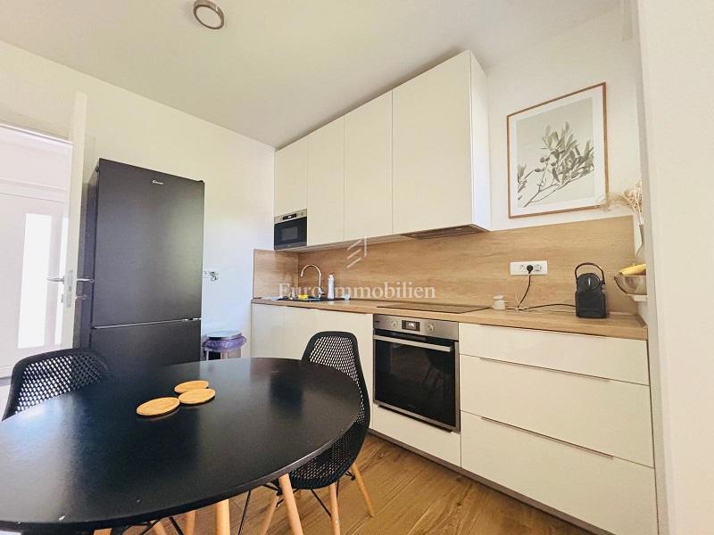 Otok Pag, Novalja – Dvoetažni apartma z dvoriščem