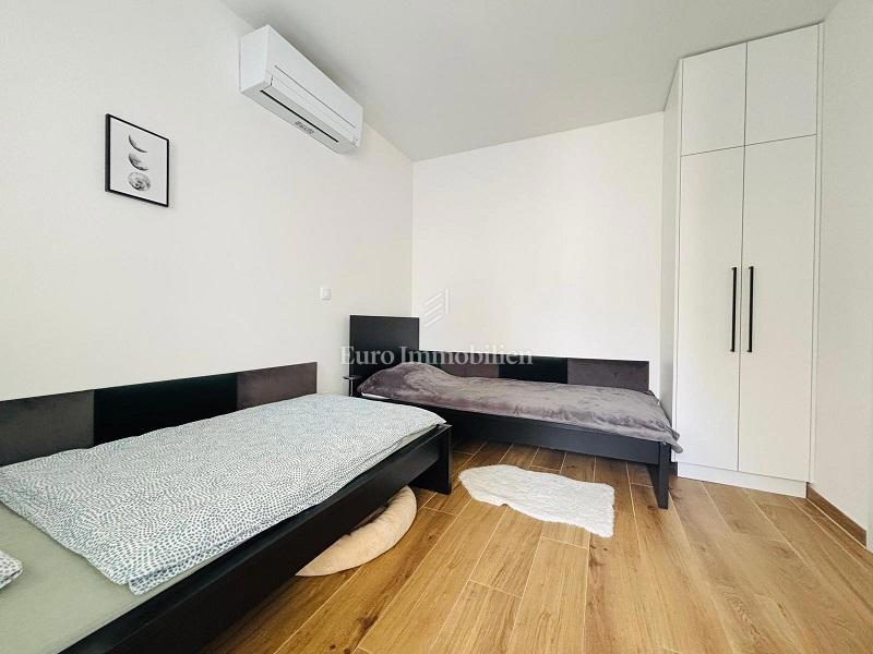 Otok Pag, Novalja – Dvoetažni apartma z dvoriščem