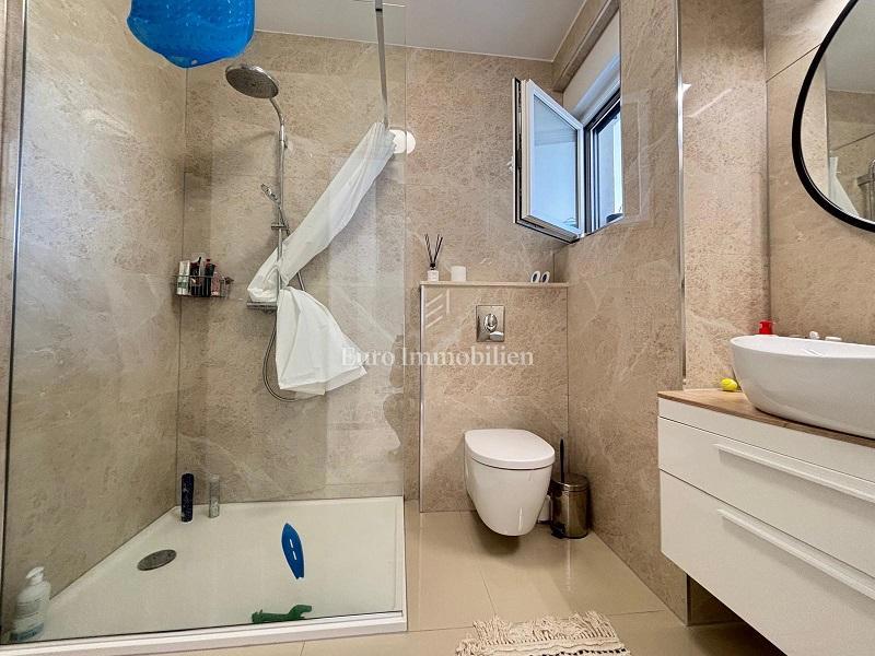 Otok Pag, Novalja – Dvoetažni apartma z dvoriščem