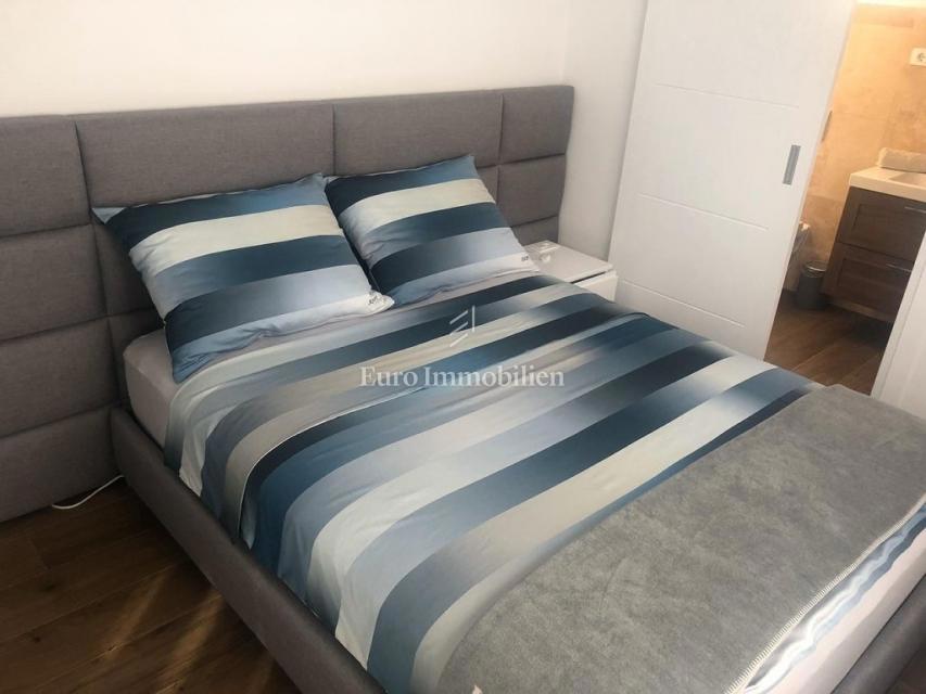 Betina – Stanovanje z bazenom, prva vrsta ob morju