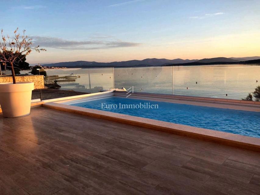 Betina – Stanovanje z bazenom, prva vrsta ob morju