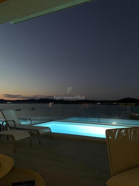 Betina – Stanovanje z bazenom, prva vrsta ob morju