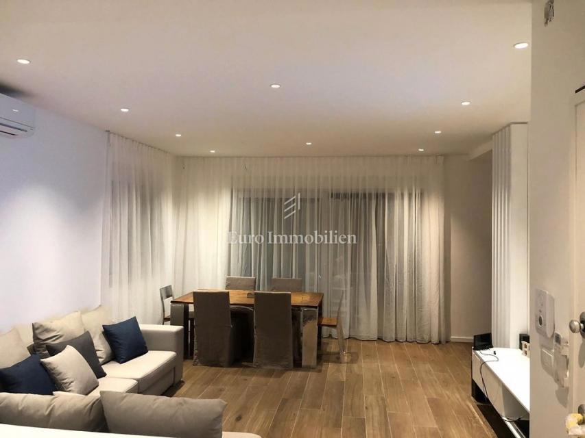 Betina – Stanovanje z bazenom, prva vrsta ob morju