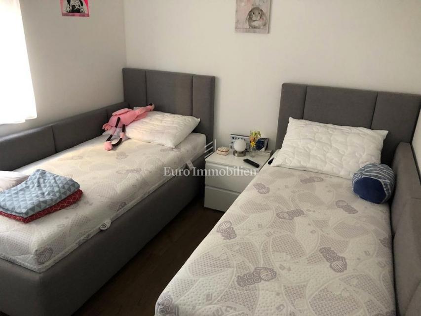 Betina – Stanovanje z bazenom, prva vrsta ob morju