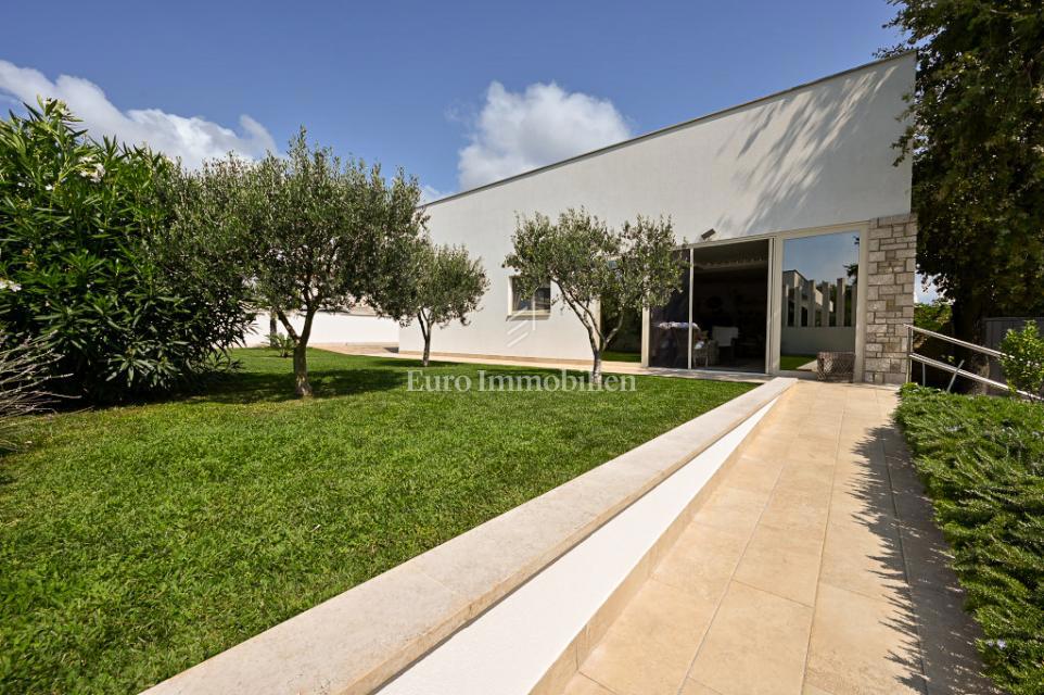 Istra, Novigrad – Opremljena hiša s čudovito urejenim dvoriščem