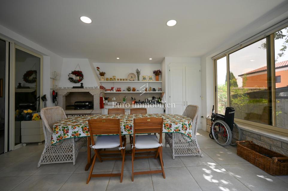 Istra, Novigrad – Opremljena hiša s čudovito urejenim dvoriščem