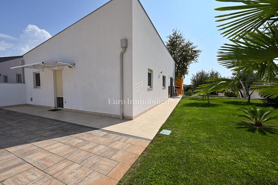 Istra, Novigrad – Opremljena hiša s čudovito urejenim dvoriščem