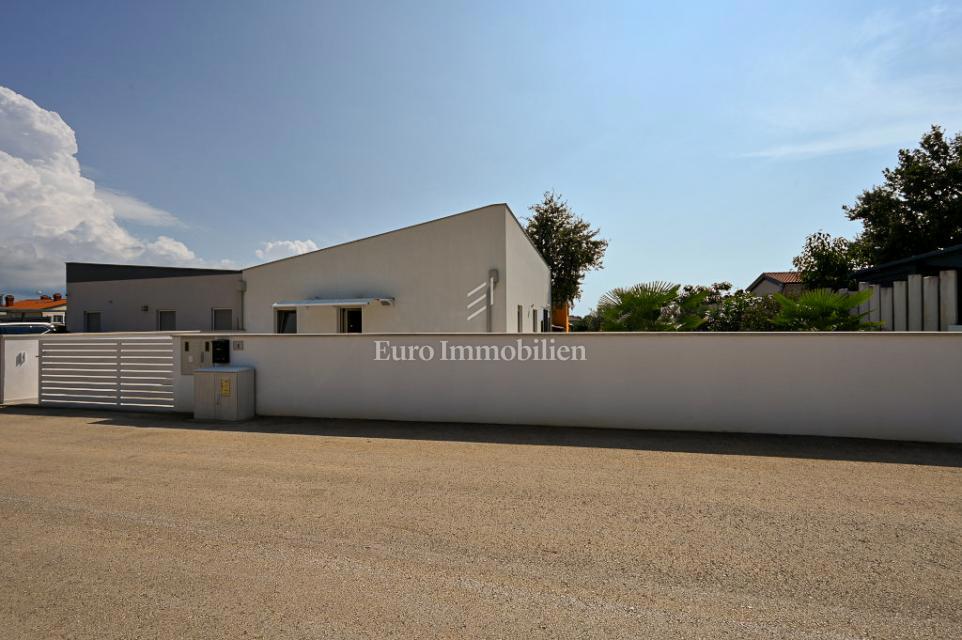 Istra, Novigrad – Opremljena hiša s čudovito urejenim dvoriščem