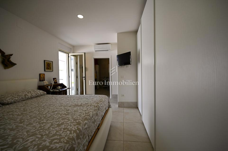 Istra, Novigrad – Opremljena hiša s čudovito urejenim dvoriščem