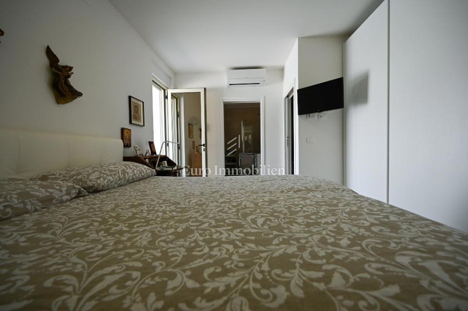 Istra, Novigrad – Opremljena hiša s čudovito urejenim dvoriščem