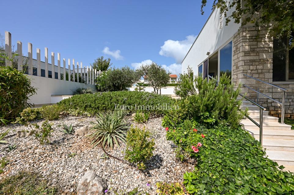 Istra, Novigrad – Opremljena hiša s čudovito urejenim dvoriščem