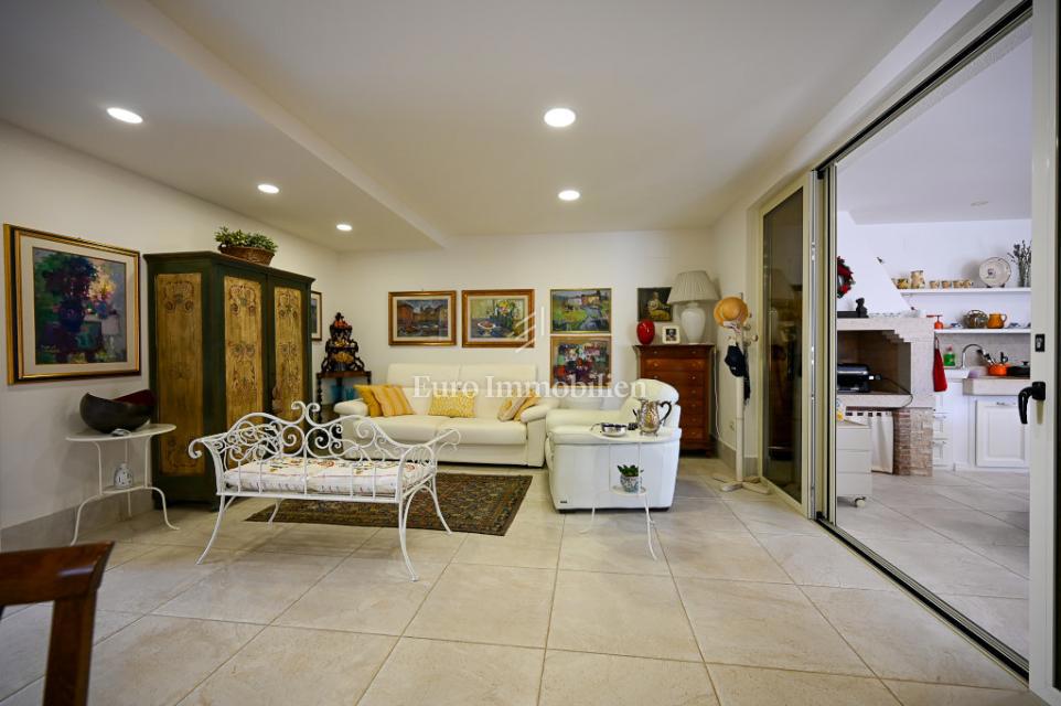 Istra, Novigrad – Opremljena hiša s čudovito urejenim dvoriščem