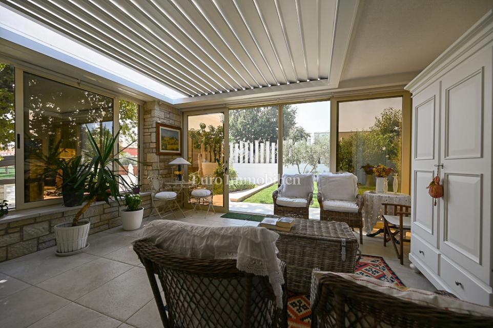 Istra, Novigrad – Opremljena hiša s čudovito urejenim dvoriščem