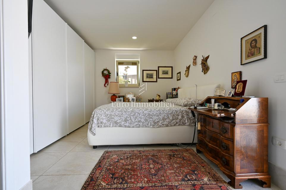 Istra, Novigrad – Opremljena hiša s čudovito urejenim dvoriščem