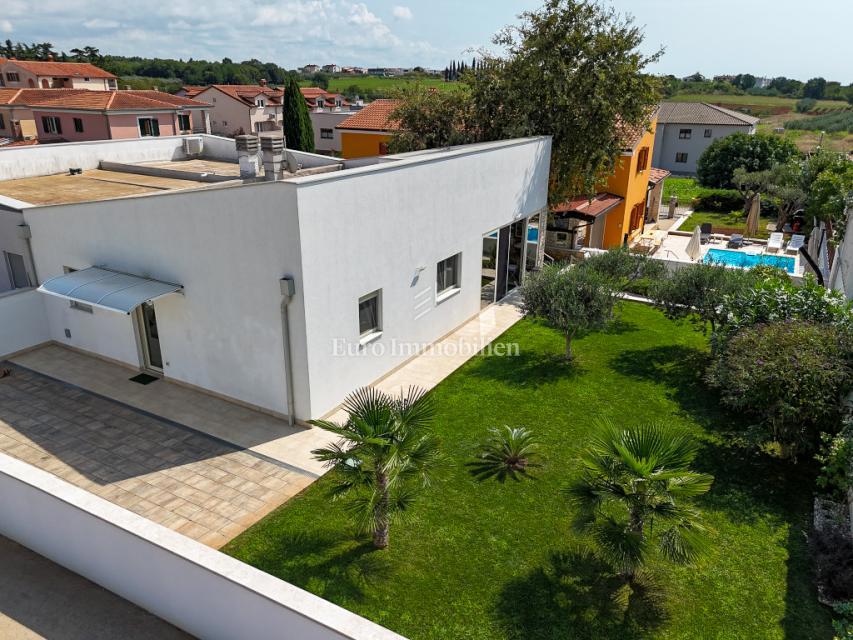 Istra, Novigrad – Opremljena hiša s čudovito urejenim dvoriščem