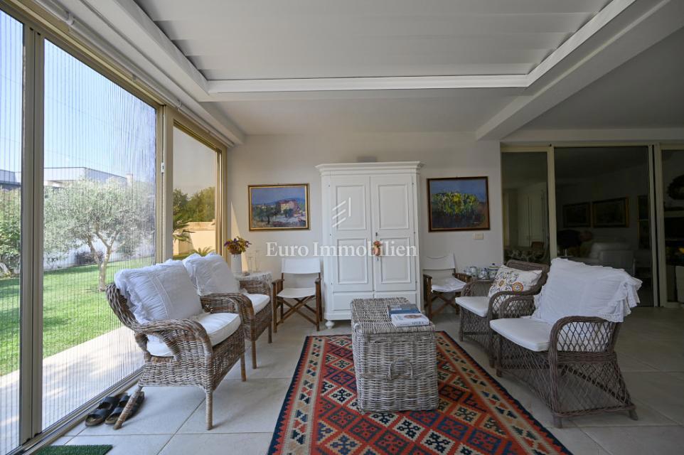 Istra, Novigrad – Opremljena hiša s čudovito urejenim dvoriščem