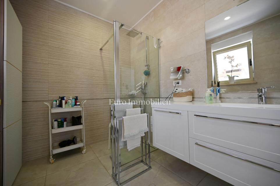 Istra, Novigrad – Opremljena hiša s čudovito urejenim dvoriščem