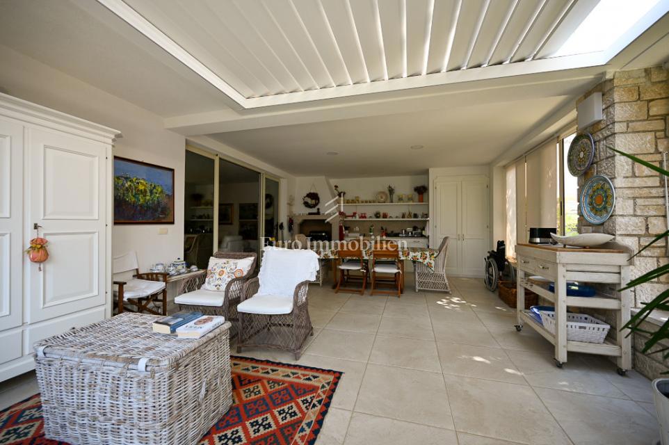 Istra, Novigrad – Opremljena hiša s čudovito urejenim dvoriščem