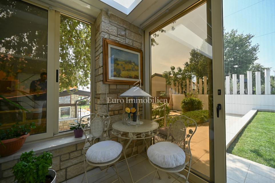 Istra, Novigrad – Opremljena hiša s čudovito urejenim dvoriščem