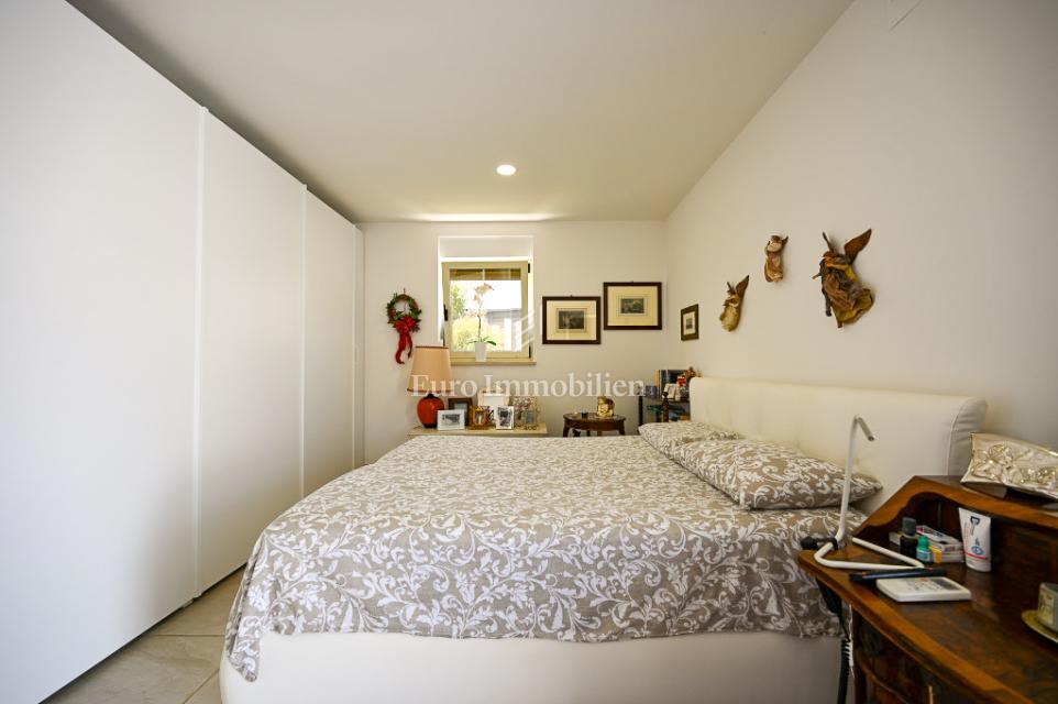 Istra, Novigrad – Opremljena hiša s čudovito urejenim dvoriščem