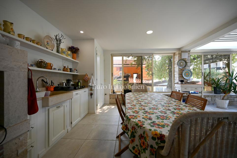 Istra, Novigrad – Opremljena hiša s čudovito urejenim dvoriščem