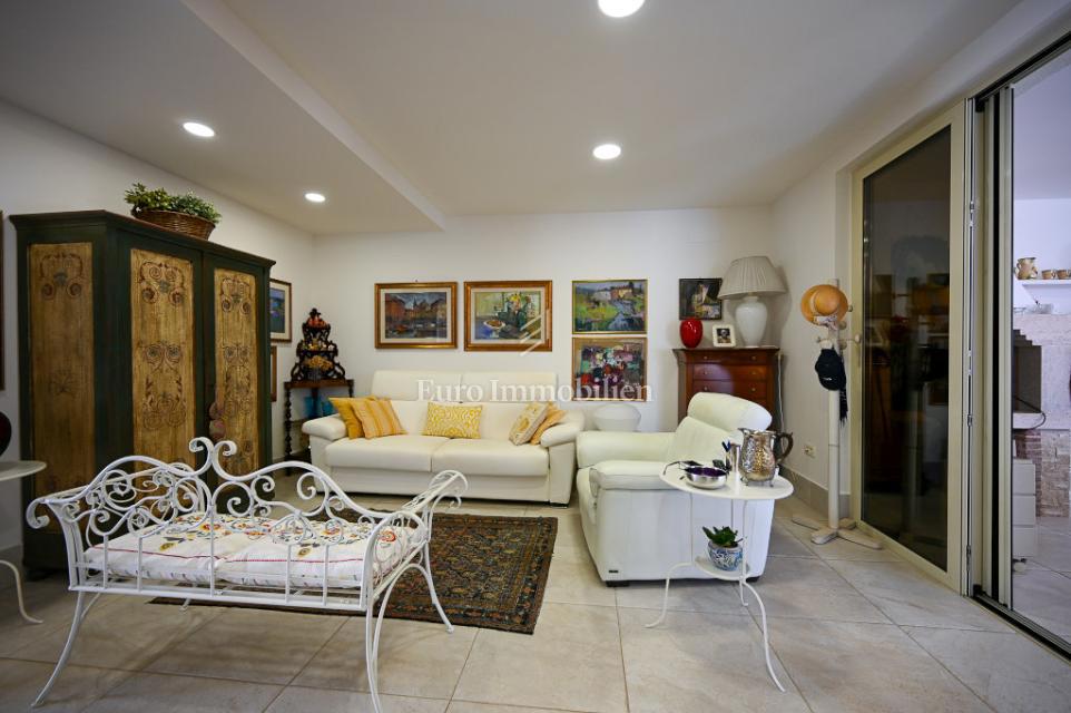 Istra, Novigrad – Opremljena hiša s čudovito urejenim dvoriščem