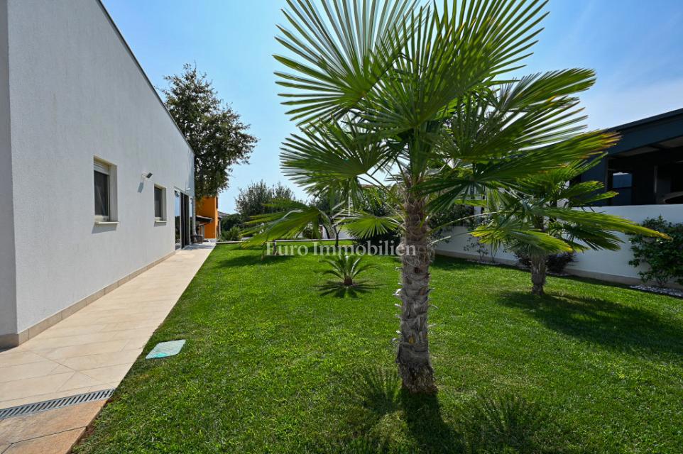 Istra, Novigrad – Opremljena hiša s čudovito urejenim dvoriščem