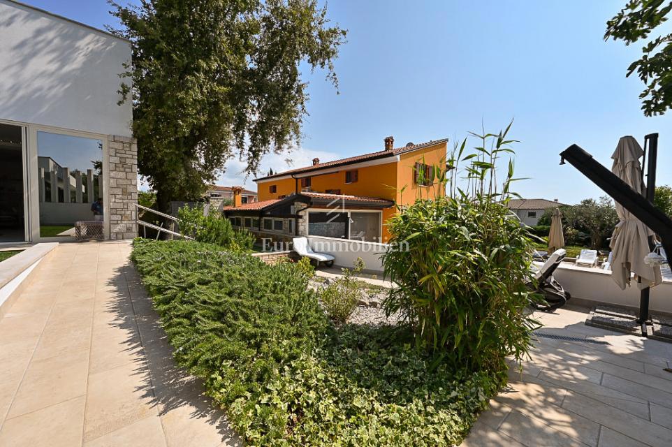 Istra, Novigrad – Opremljena hiša s čudovito urejenim dvoriščem