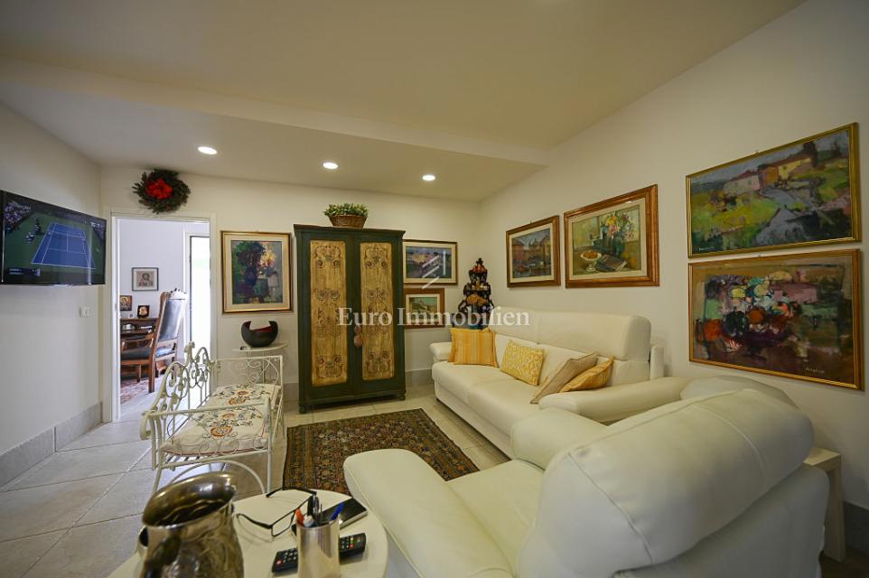 Istra, Novigrad – Opremljena hiša s čudovito urejenim dvoriščem