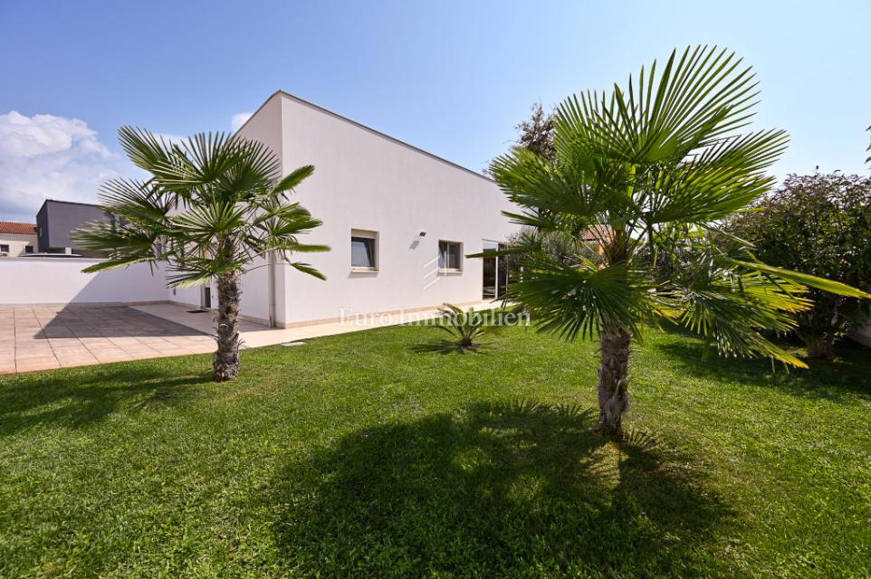 Istra, Novigrad – Opremljena hiša s čudovito urejenim dvoriščem