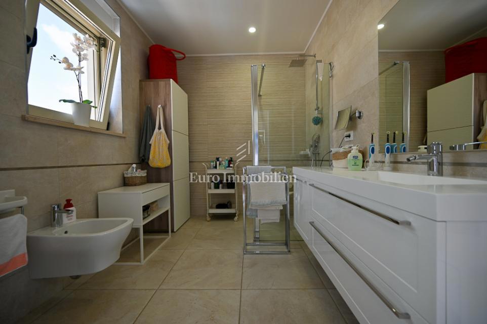 Istra, Novigrad – Opremljena hiša s čudovito urejenim dvoriščem