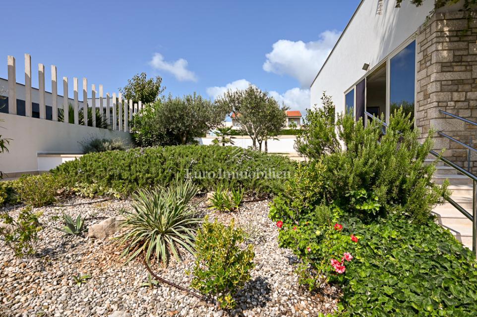 Istra, Novigrad – Opremljena hiša s čudovito urejenim dvoriščem