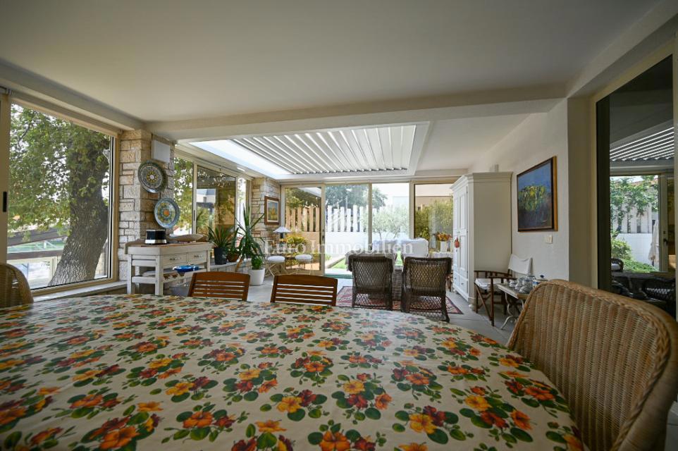 Istra, Novigrad – Opremljena hiša s čudovito urejenim dvoriščem