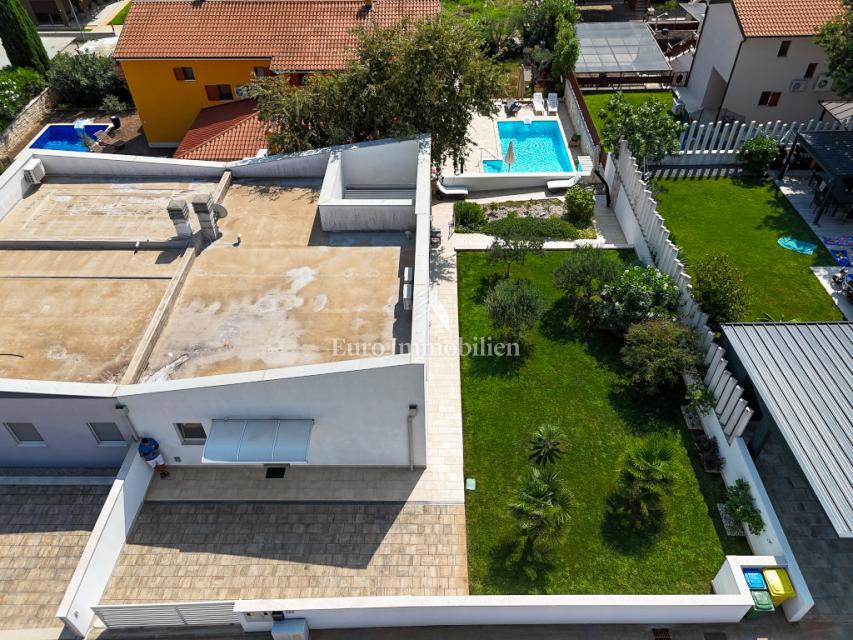 Istra, Novigrad – Opremljena hiša s čudovito urejenim dvoriščem