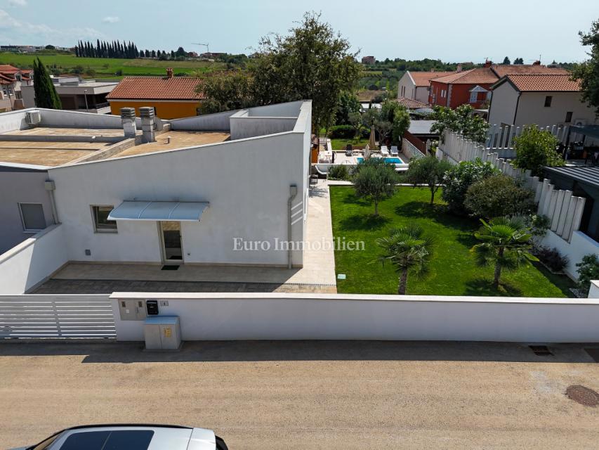 Istra, Novigrad – Opremljena hiša s čudovito urejenim dvoriščem