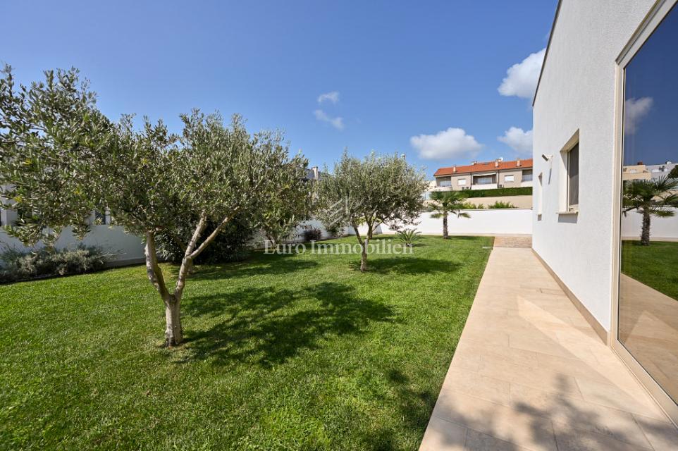 Istra, Novigrad – Opremljena hiša s čudovito urejenim dvoriščem